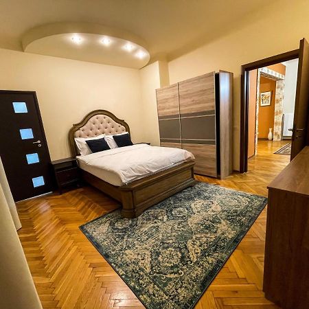 Central Apartment W/ Fire Place - Ground Floor Bukares Bagian luar foto