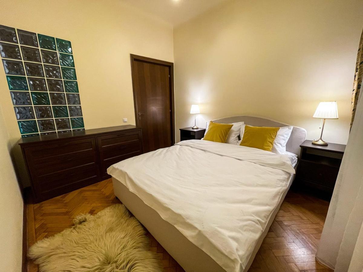Central Apartment W/ Fire Place - Ground Floor Bukares Bagian luar foto