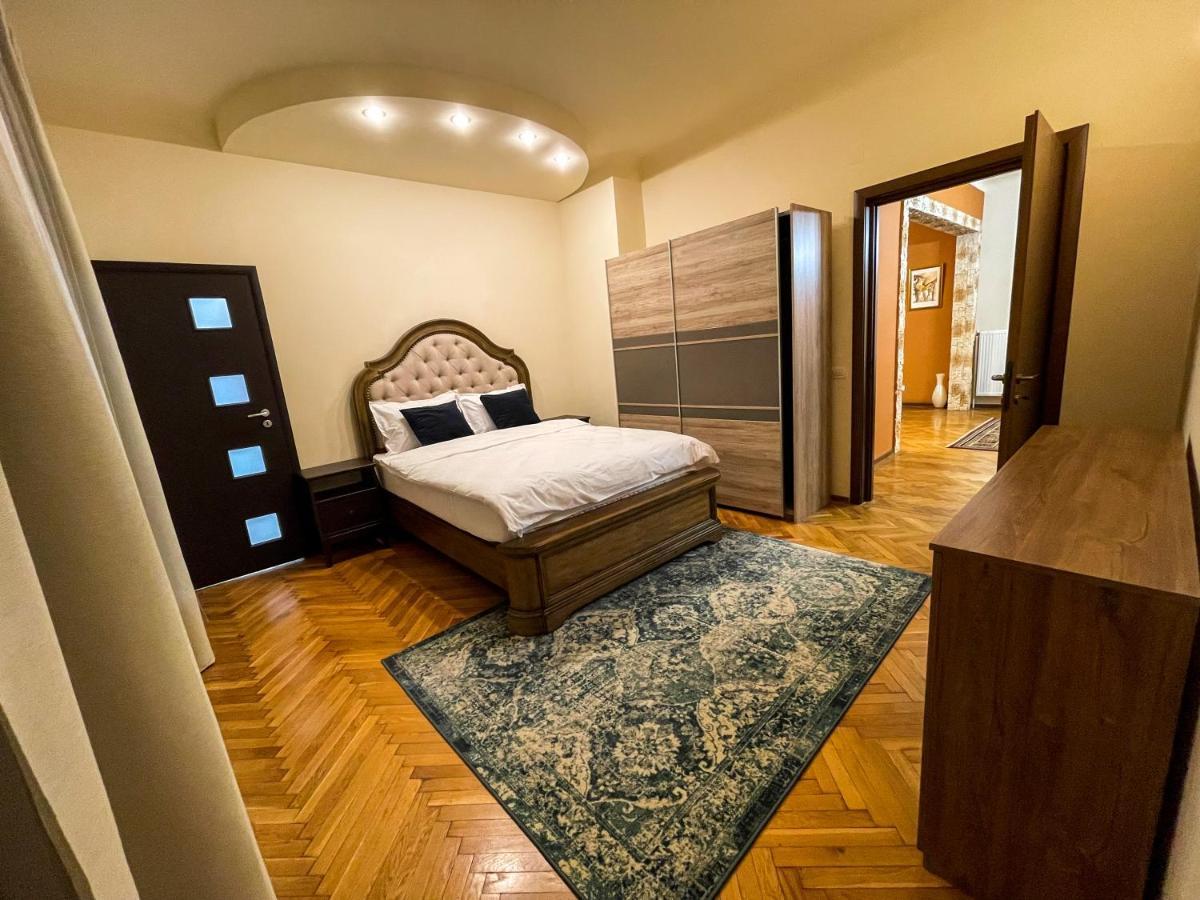 Central Apartment W/ Fire Place - Ground Floor Bukares Bagian luar foto