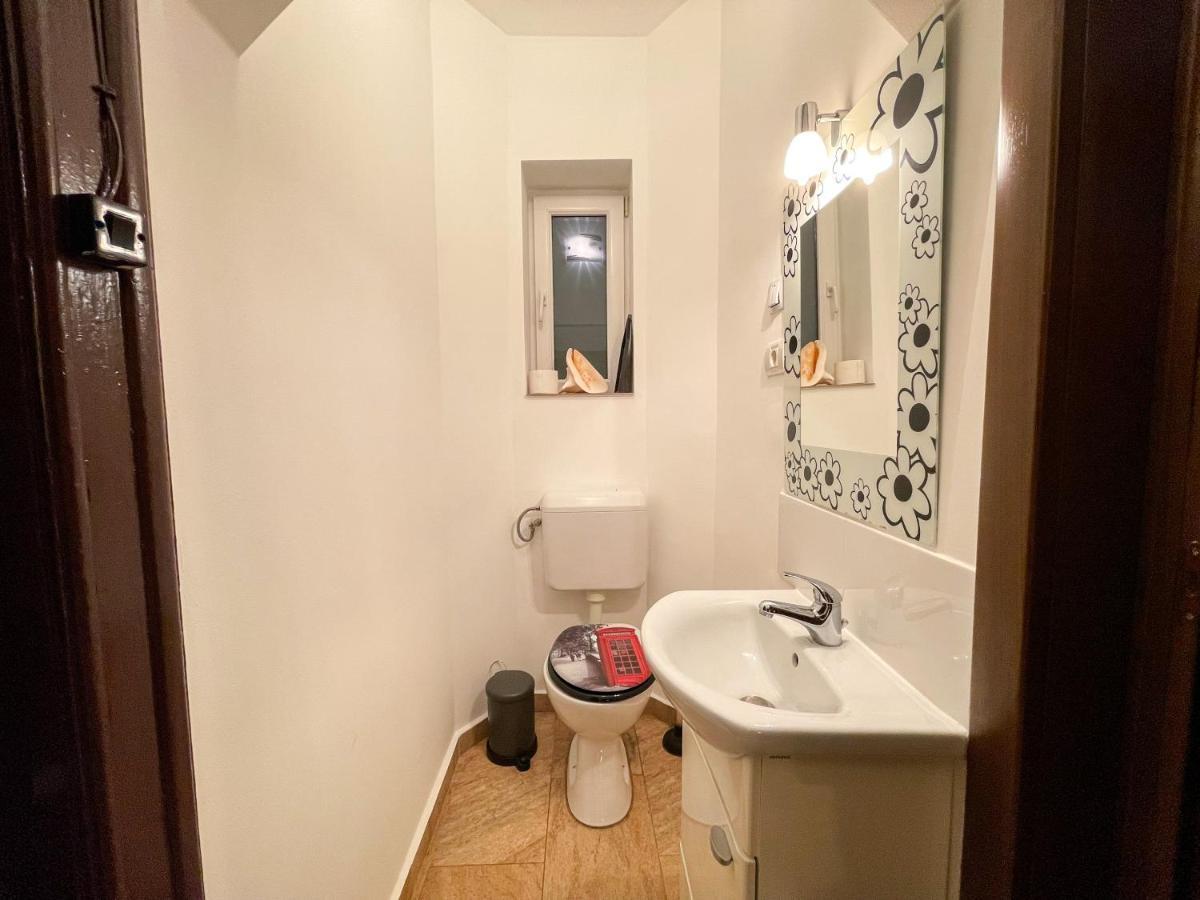 Central Apartment W/ Fire Place - Ground Floor Bukares Bagian luar foto