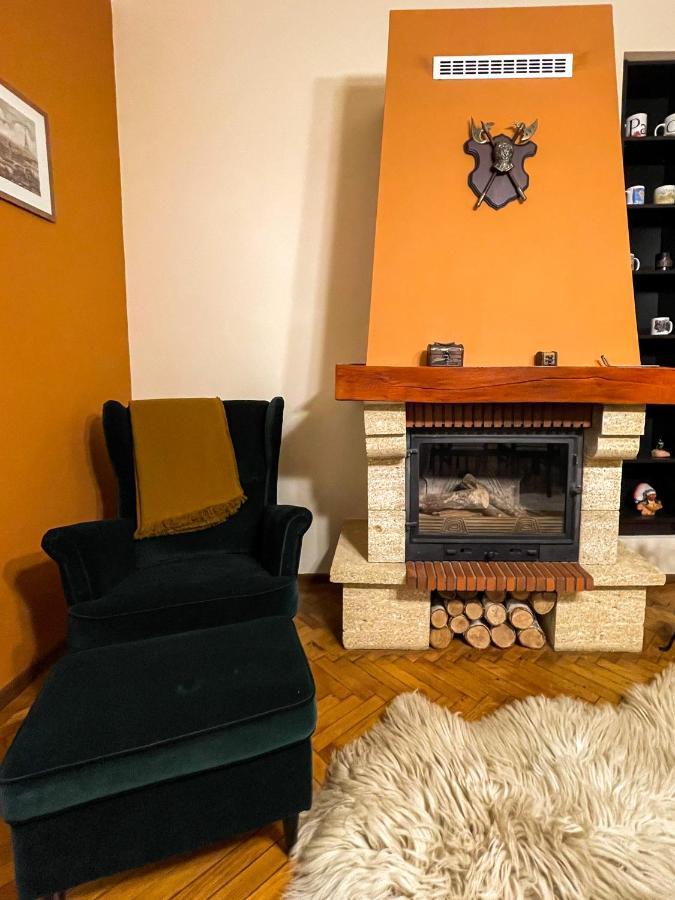 Central Apartment W/ Fire Place - Ground Floor Bukares Bagian luar foto
