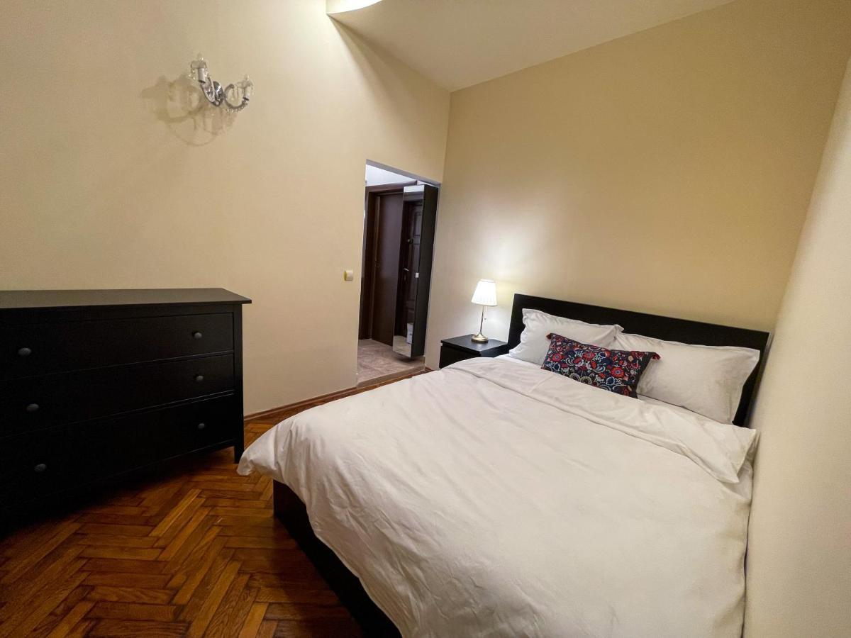 Central Apartment W/ Fire Place - Ground Floor Bukares Bagian luar foto