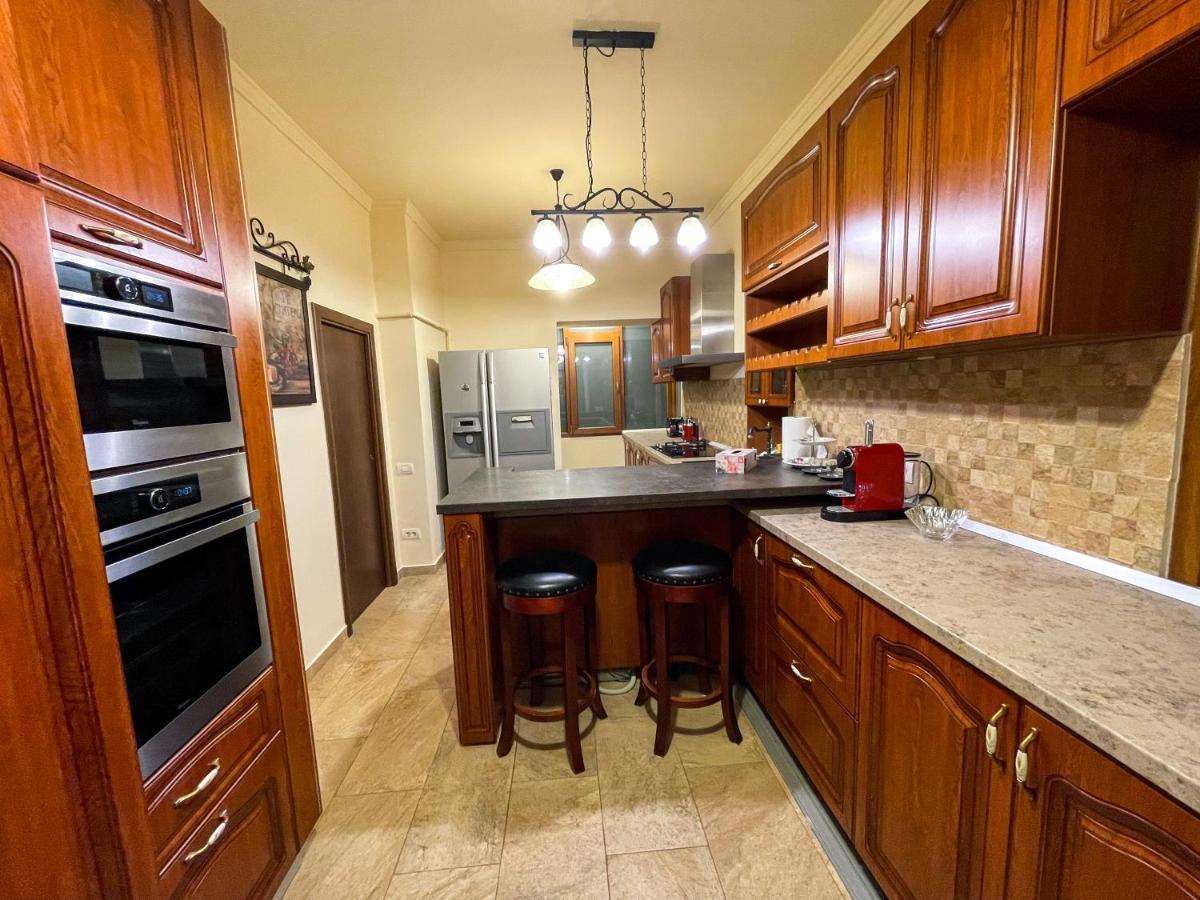 Central Apartment W/ Fire Place - Ground Floor Bukares Bagian luar foto