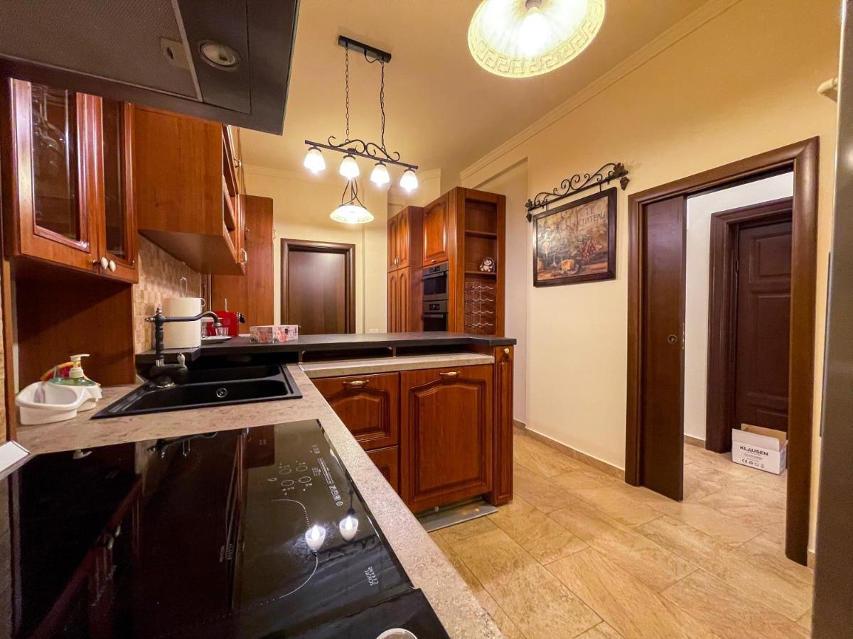 Central Apartment W/ Fire Place - Ground Floor Bukares Bagian luar foto