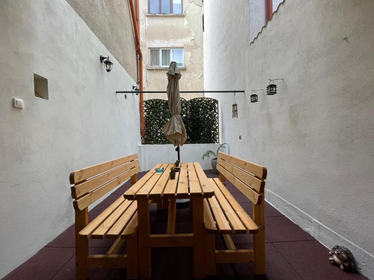 Central Apartment W/ Fire Place - Ground Floor Bukares Bagian luar foto