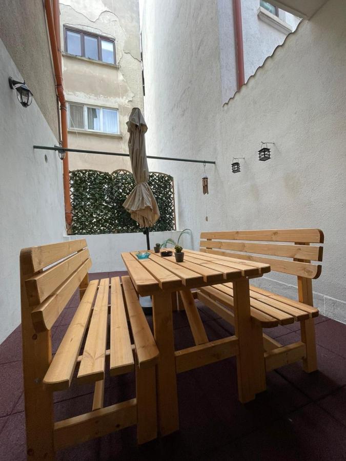Central Apartment W/ Fire Place - Ground Floor Bukares Bagian luar foto